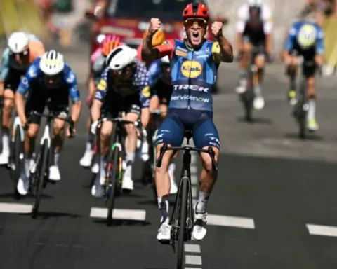cancer-survivor-tr-en-takes-yellow-jersey-as-pedersen-wins-stage-four-amid-40-degree-heat-NurKLuRe.webp