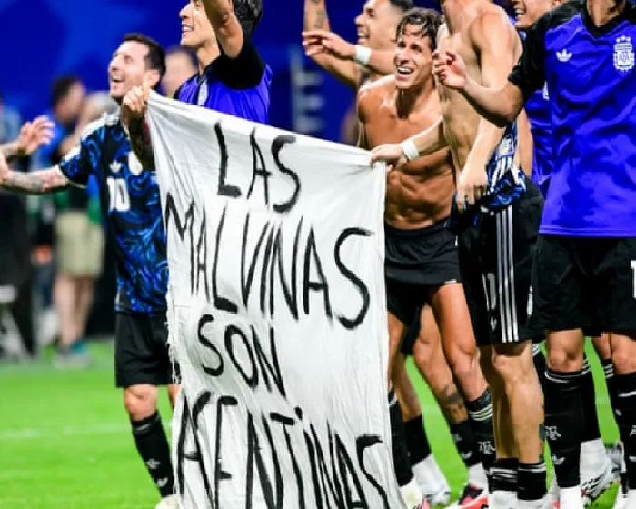 keir-starmer-wants-fifa-investigation-into-argentina-players-who-held-falklands-banner-UkEzJsNk.webp