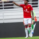 manchester-united-start-new-signing-andrey-santos-in-pre-season-loss-to-wrexham-2vK426Q3.webp