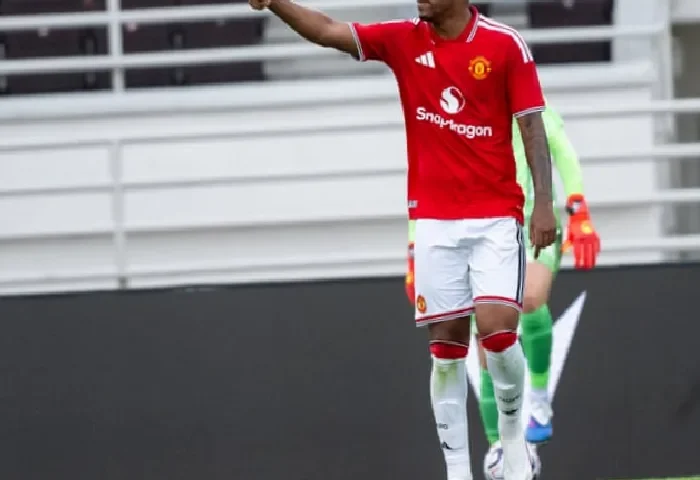 manchester-united-start-new-signing-andrey-santos-in-pre-season-loss-to-wrexham-2vK426Q3.webp