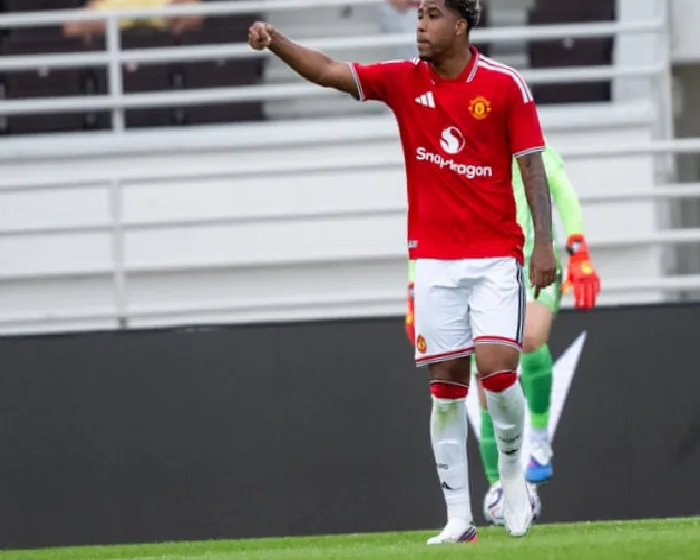manchester-united-start-new-signing-andrey-santos-in-pre-season-loss-to-wrexham-2vK426Q3.webp
